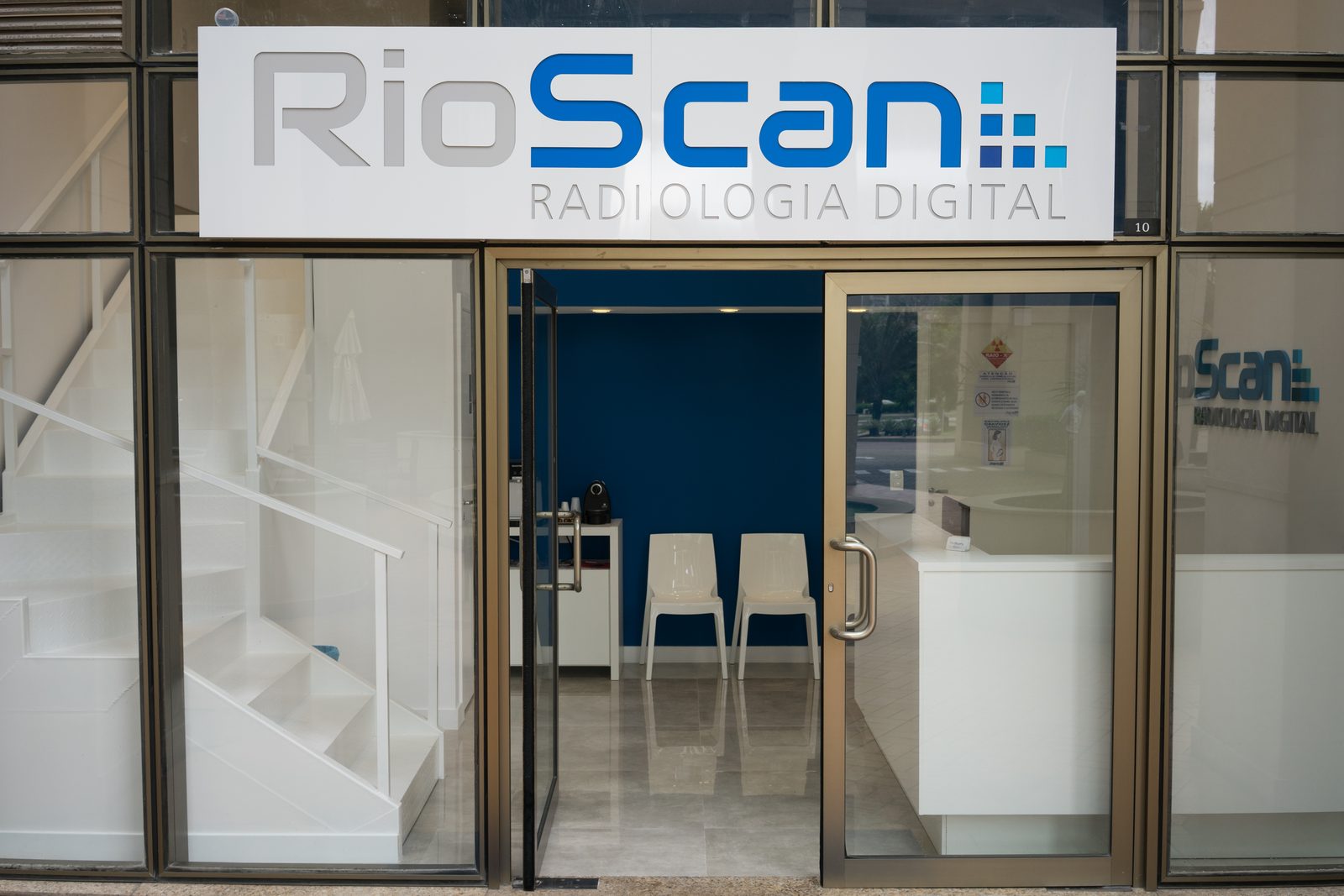 Fachada da RioScan na loja 110 do Américas Park, com o letreiro da clínica sobre a entrada
